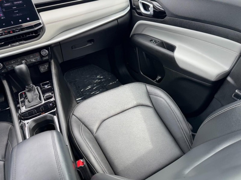 Jeep Compass Vehicle Image 15