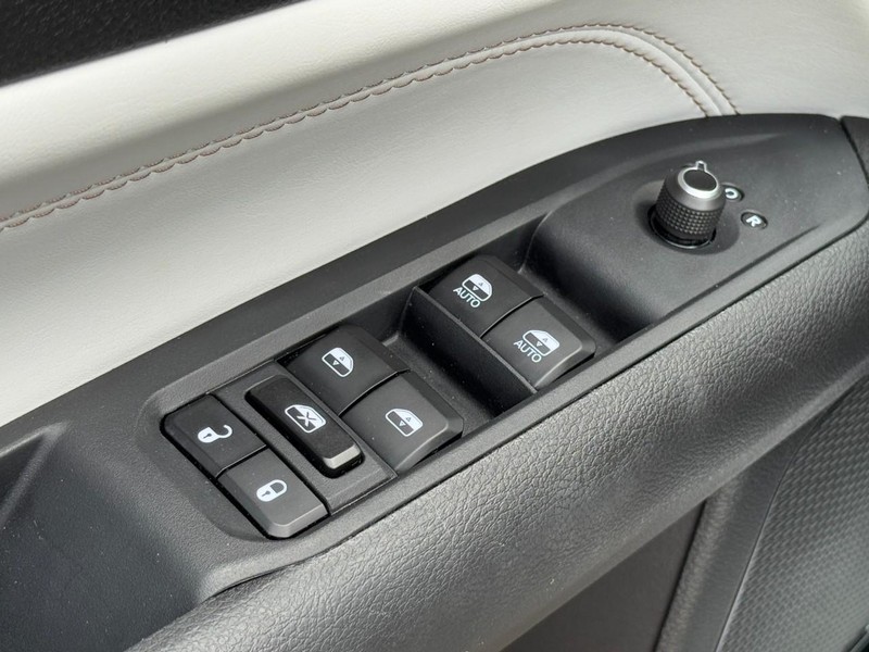 Jeep Compass Vehicle Image 22