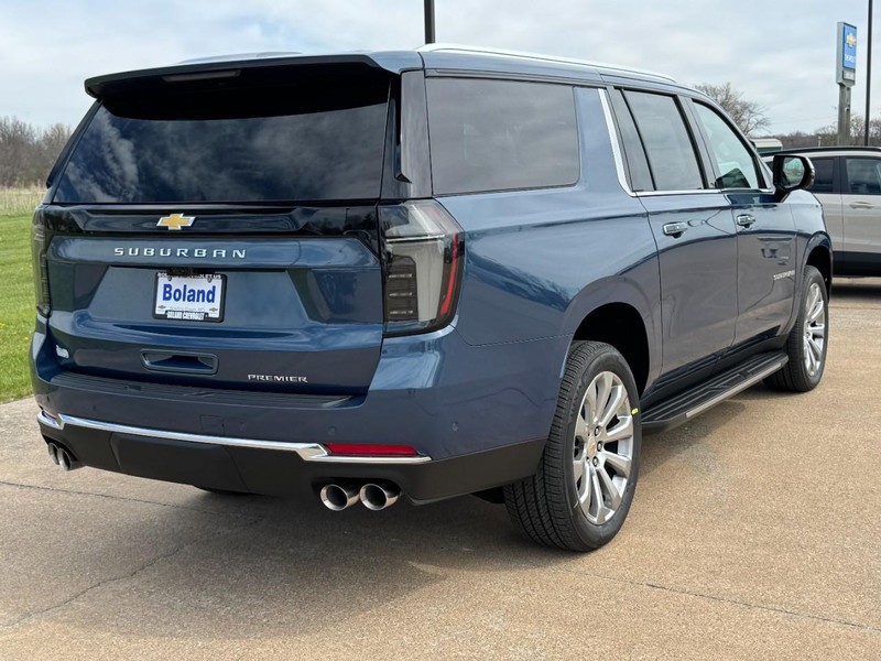 Chevrolet Suburban Vehicle Image 03