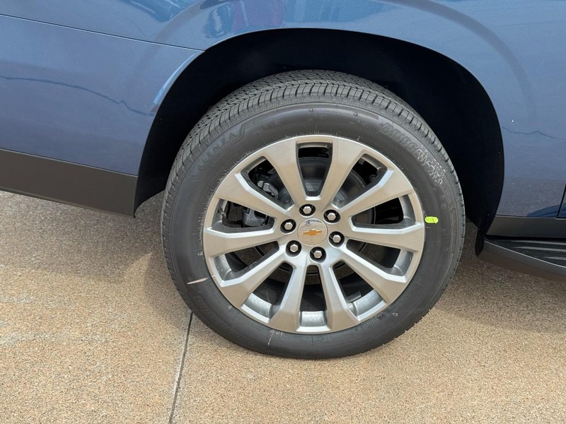 Chevrolet Suburban Vehicle Image 04