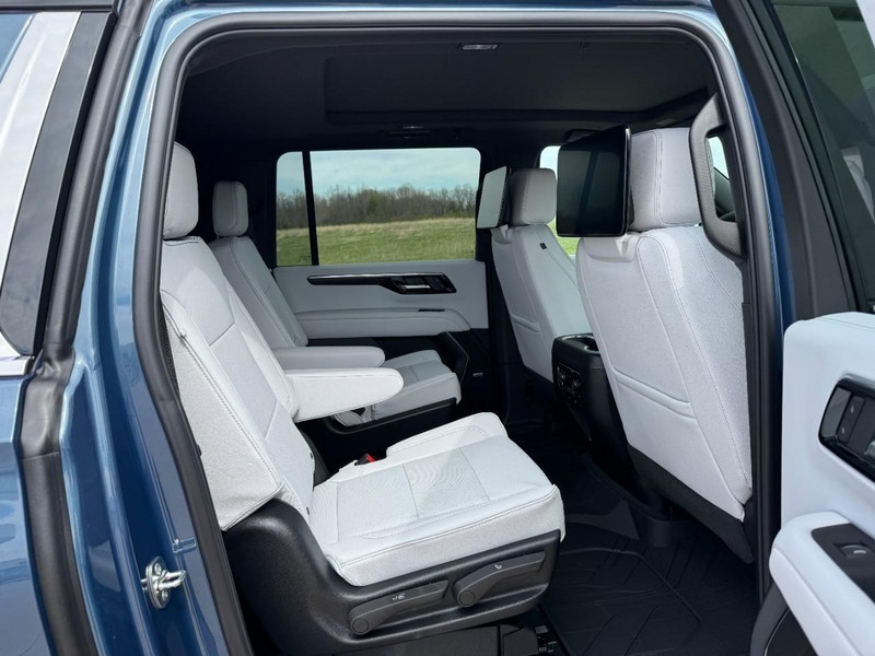 Chevrolet Suburban Vehicle Image 05