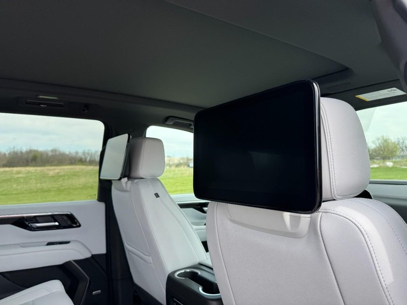 Chevrolet Suburban Vehicle Image 06