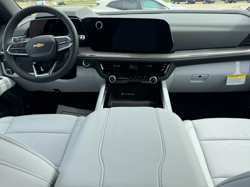 Chevrolet Suburban Vehicle Image 07