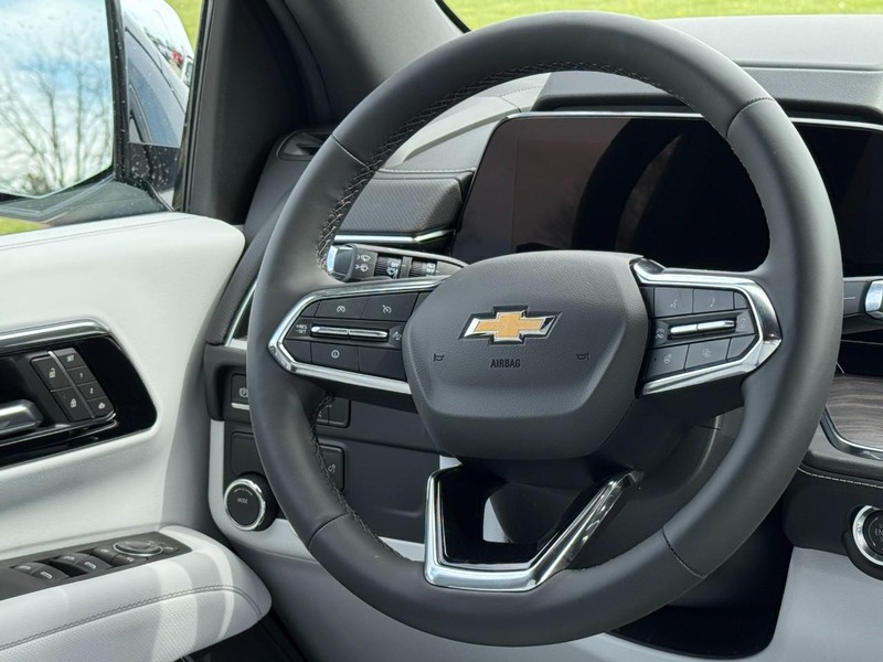 Chevrolet Suburban Vehicle Image 08