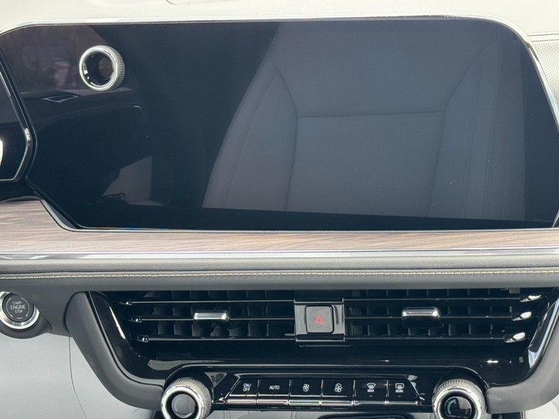 Chevrolet Suburban Vehicle Image 09