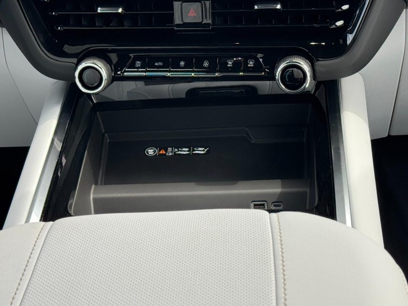 Chevrolet Suburban Vehicle Image 10