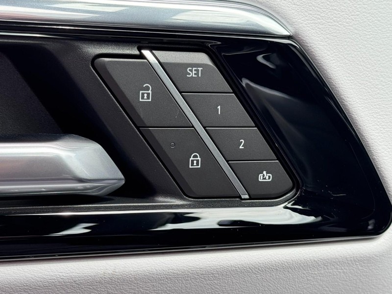 Chevrolet Suburban Vehicle Image 11