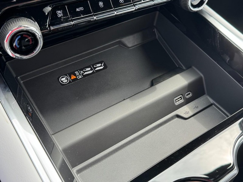 Chevrolet Suburban Vehicle Image 14