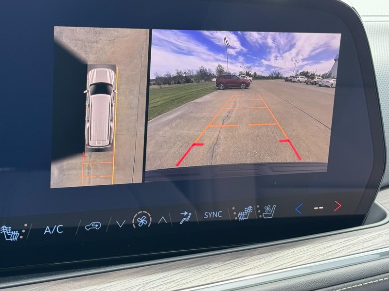 Chevrolet Suburban Vehicle Image 16