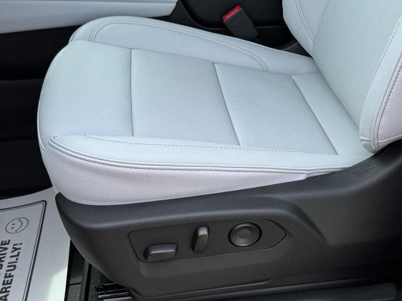 Chevrolet Suburban Vehicle Image 17