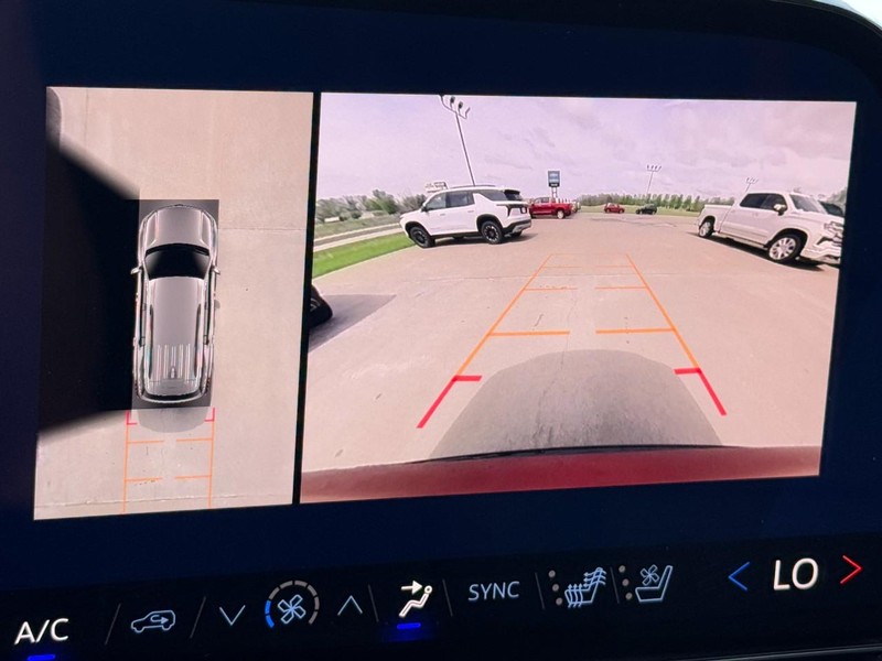 Chevrolet Traverse Vehicle Image 16