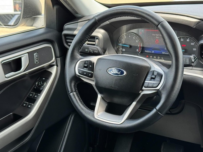 Ford Explorer Vehicle Image 13