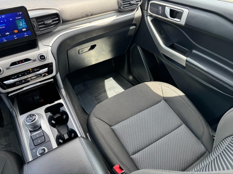 Ford Explorer Vehicle Image 16