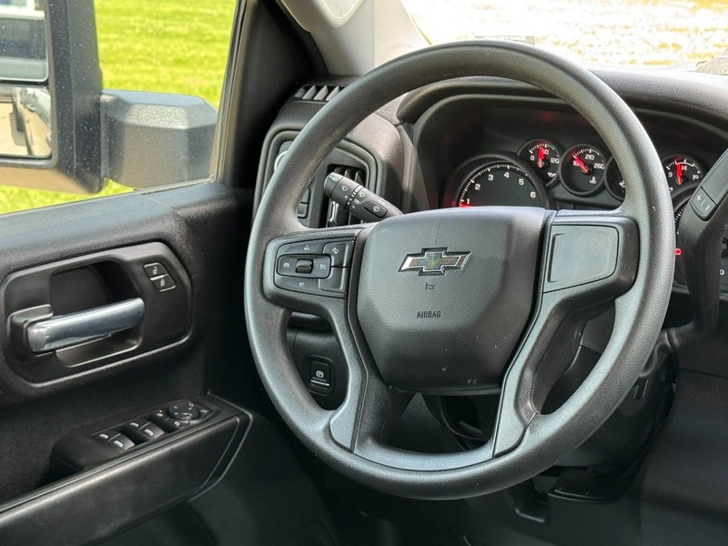 Chevrolet Silverado 2500HD Vehicle Image 12