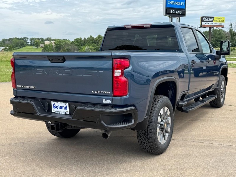 Chevrolet Silverado 2500HD Vehicle Image 03