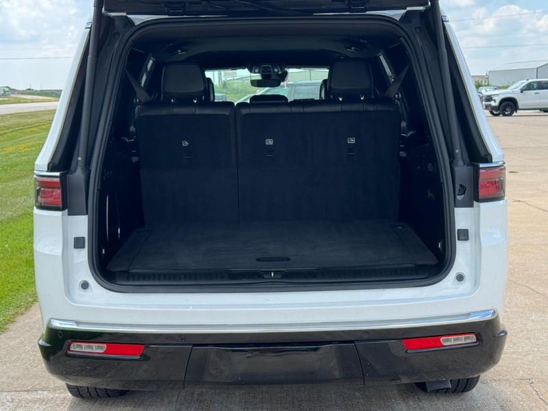 Jeep Wagoneer L Vehicle Image 05