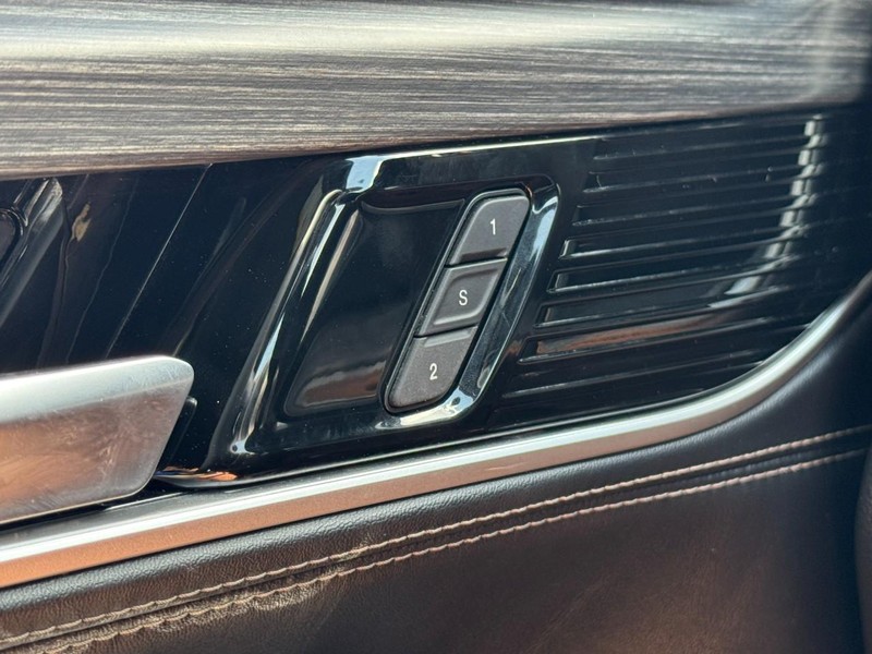 Jeep Wagoneer L Vehicle Image 17
