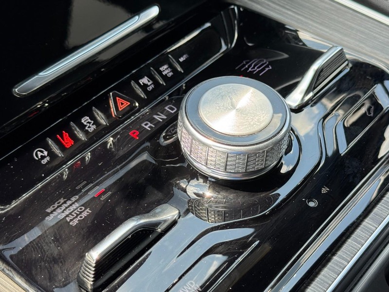 Jeep Wagoneer L Vehicle Image 21