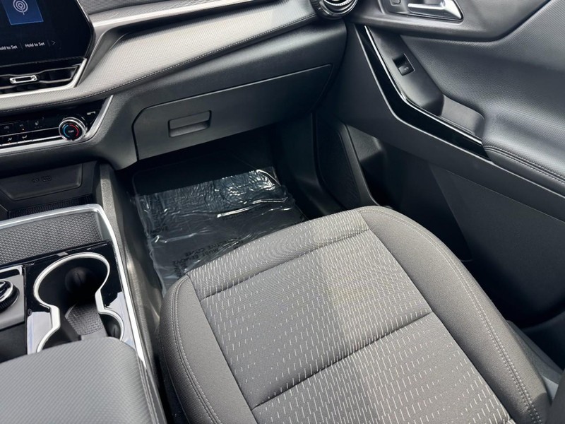 Chevrolet Equinox Vehicle Full-screen Gallery Image 15