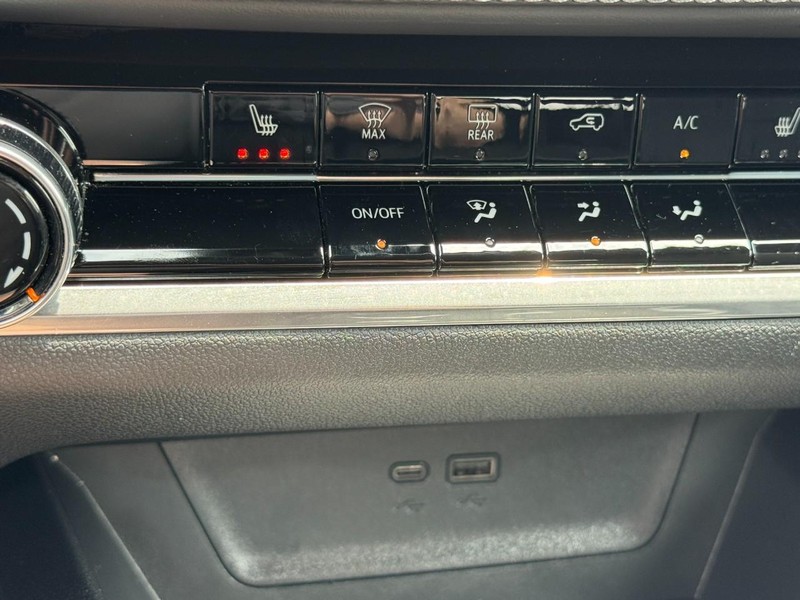 Chevrolet Equinox Vehicle Full-screen Gallery Image 19