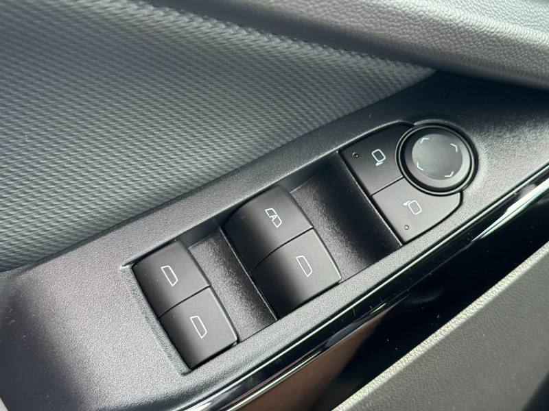 Chevrolet Equinox Vehicle Full-screen Gallery Image 22