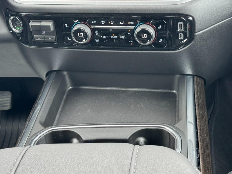 Chevrolet Silverado 2500HD Vehicle Image 09