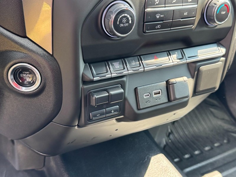 Chevrolet Silverado 3500HD CC Vehicle Image 17
