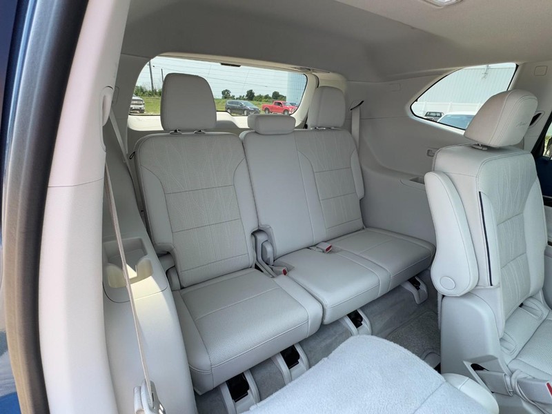 Buick Enclave Vehicle Image 11
