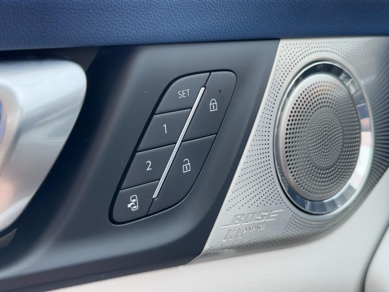 Buick Enclave Vehicle Image 17