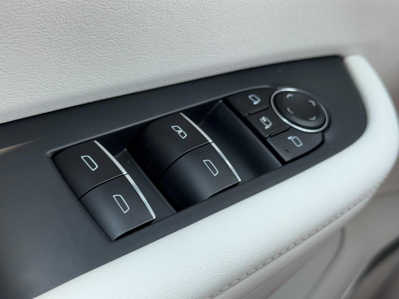 Buick Enclave Vehicle Image 23