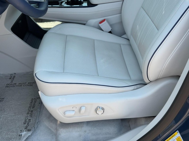 Buick Enclave Vehicle Image 24