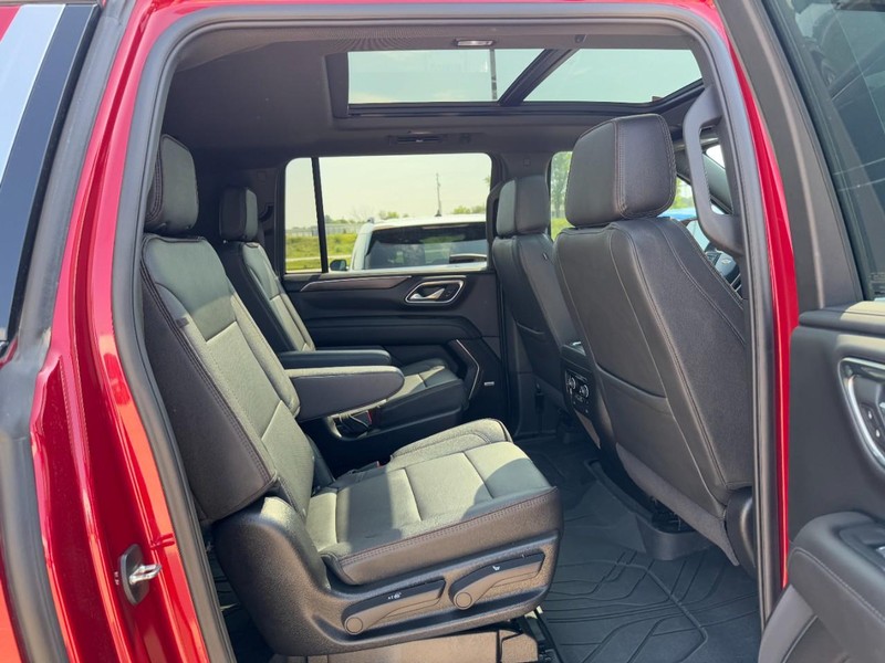 Chevrolet Suburban Vehicle Image 10