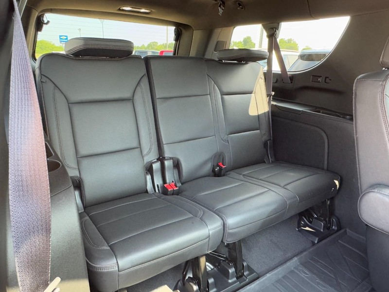 Chevrolet Suburban Vehicle Image 11