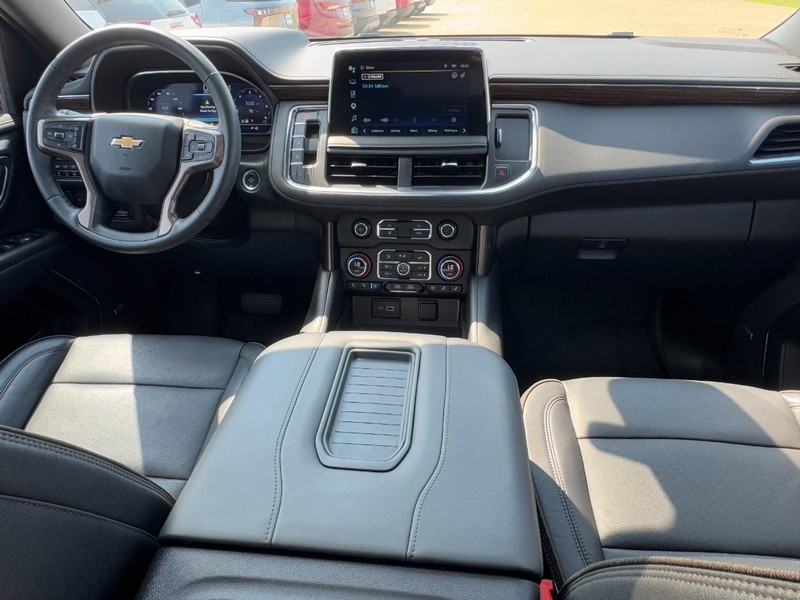 Chevrolet Suburban Vehicle Image 12