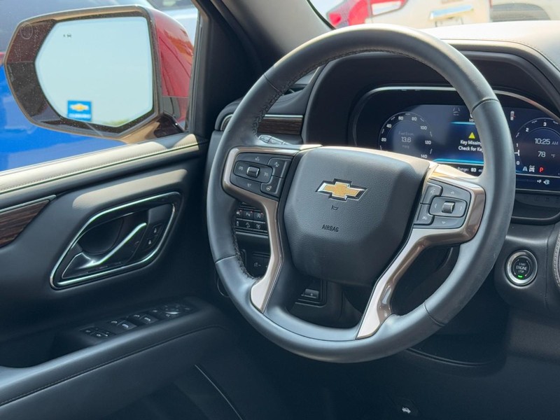 Chevrolet Suburban Vehicle Image 13