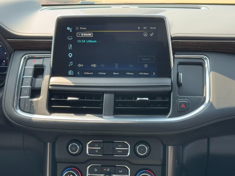 Chevrolet Suburban Vehicle Image 14