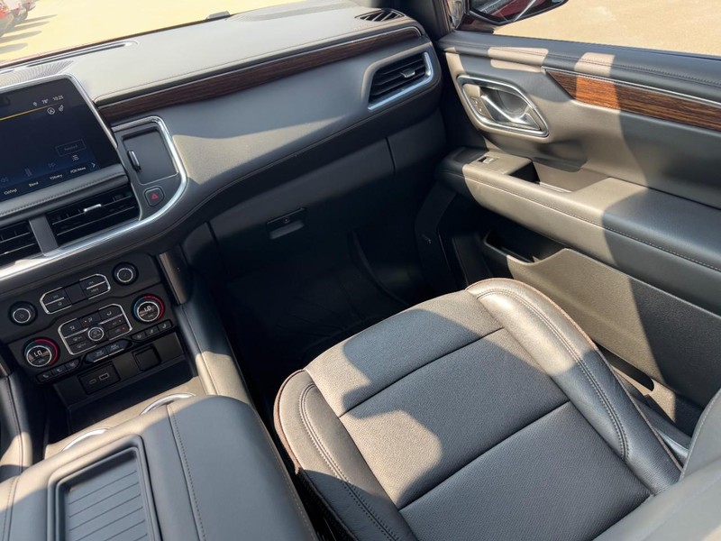 Chevrolet Suburban Vehicle Image 16