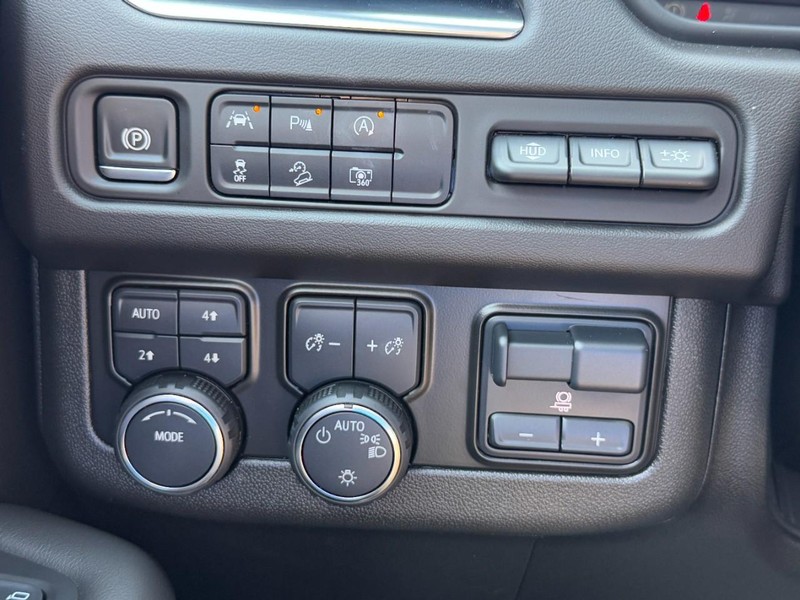 Chevrolet Suburban Vehicle Image 17