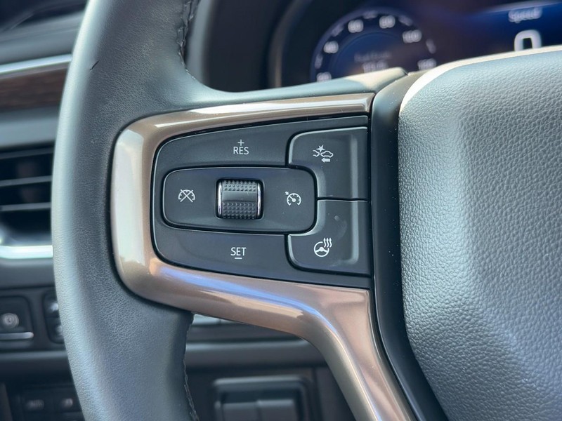 Chevrolet Suburban Vehicle Image 18