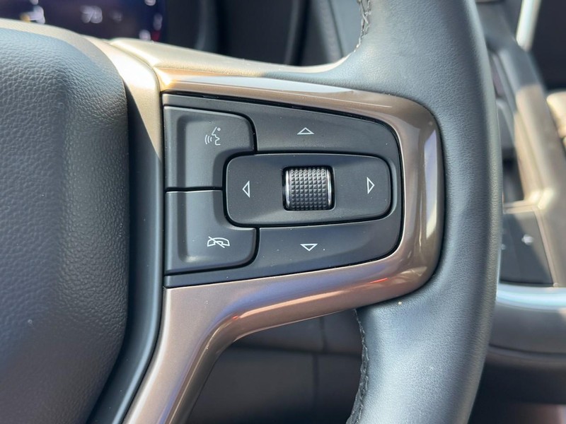 Chevrolet Suburban Vehicle Image 19