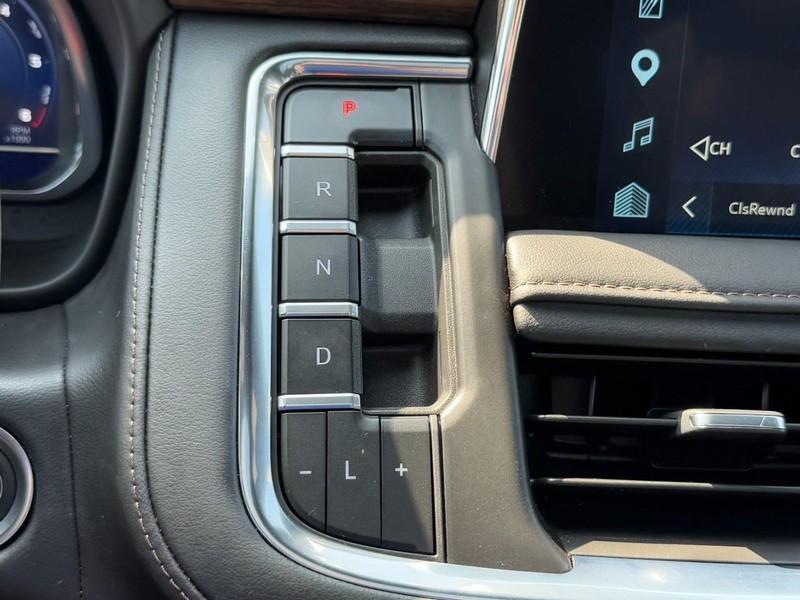 Chevrolet Suburban Vehicle Image 21