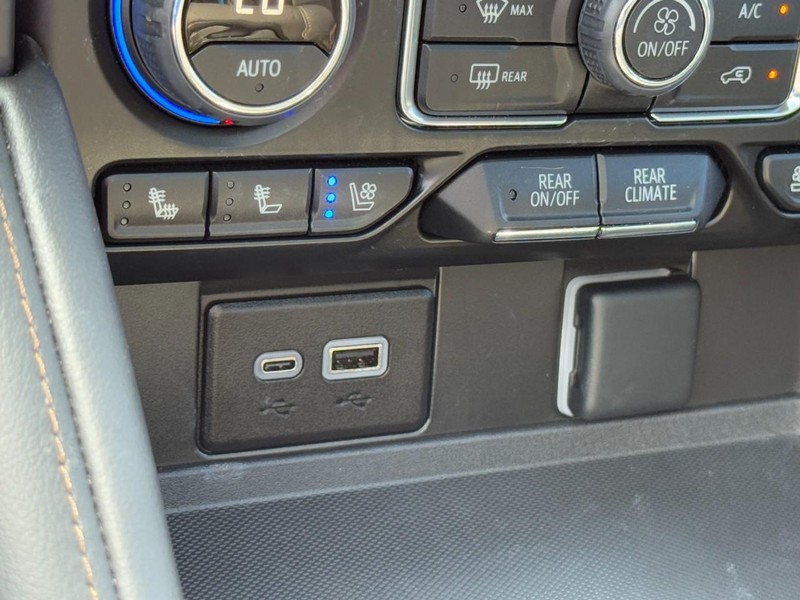 Chevrolet Suburban Vehicle Image 22