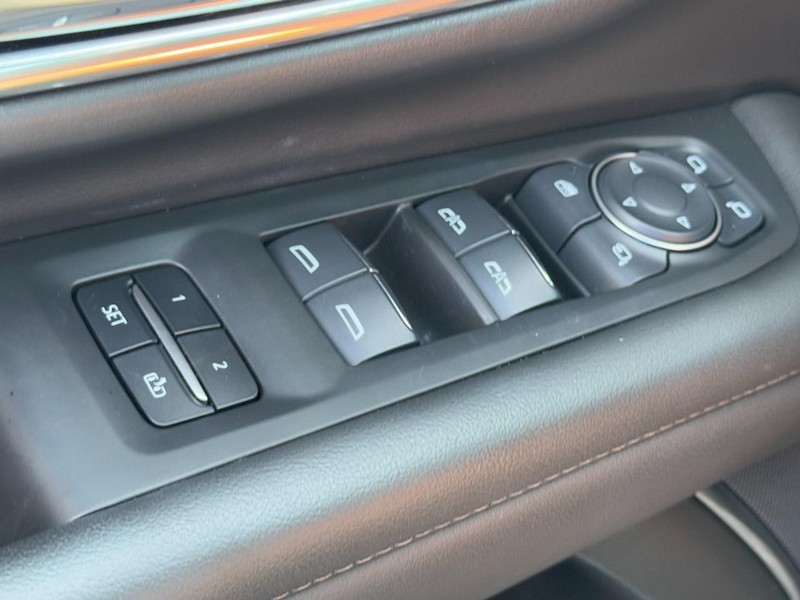 Chevrolet Suburban Vehicle Image 25