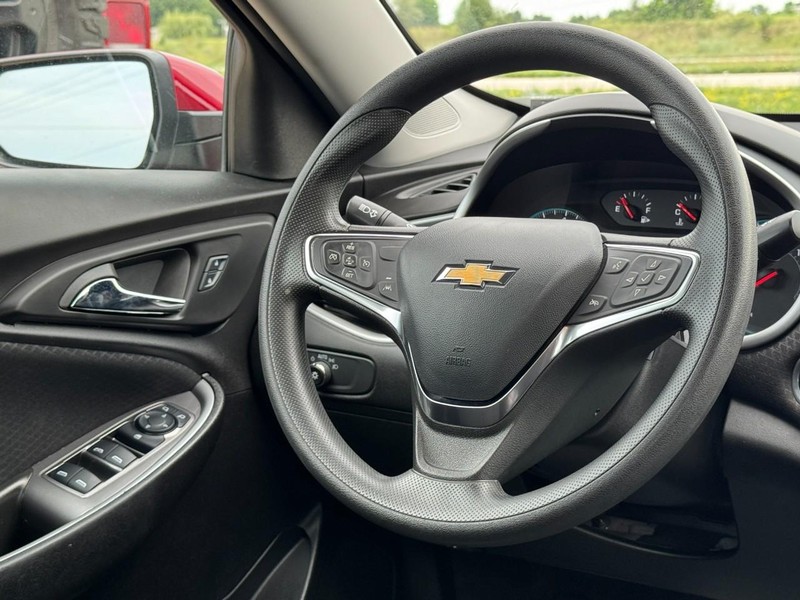 Chevrolet Malibu Vehicle Image 12
