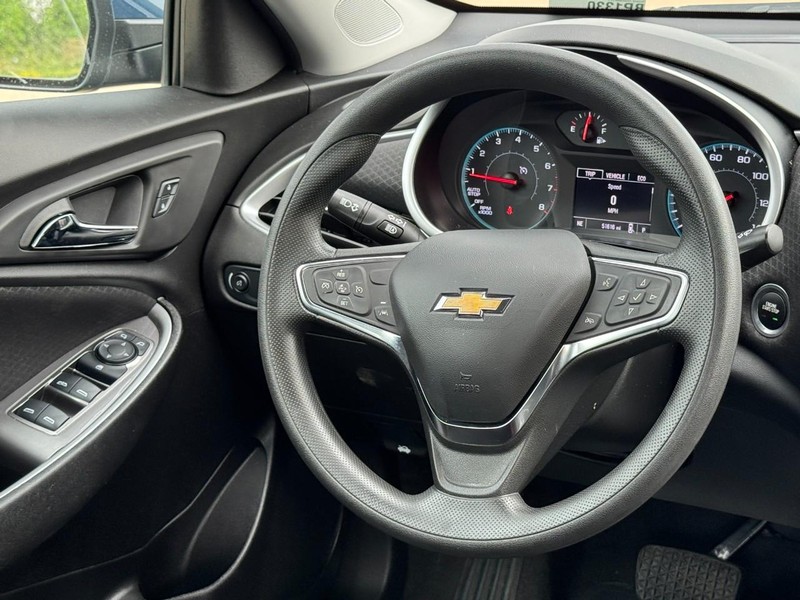 Chevrolet Malibu Vehicle Image 12