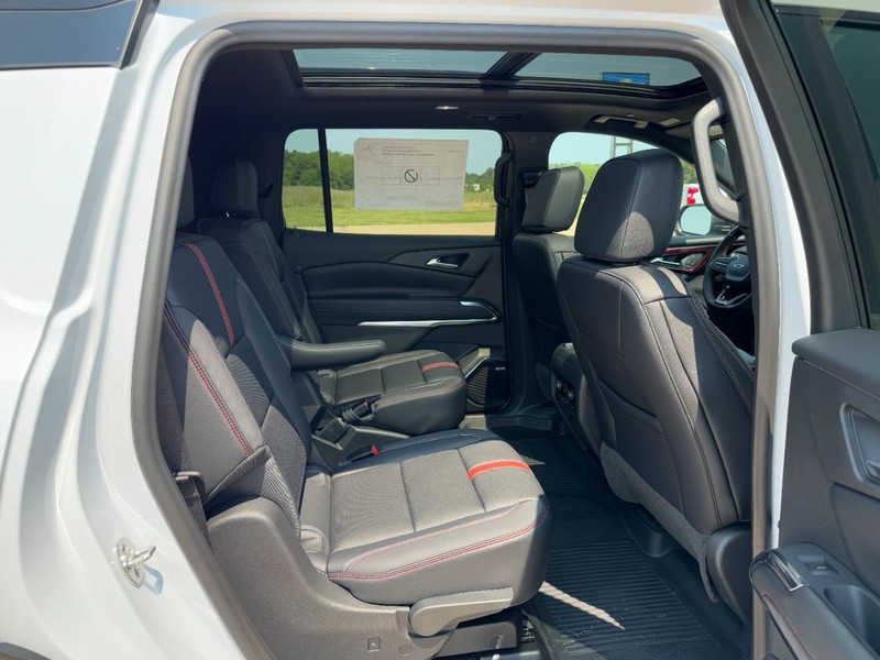 Chevrolet Traverse Vehicle Image 05