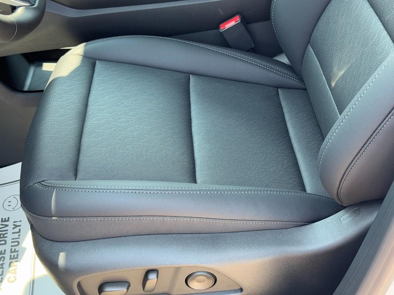 Chevrolet Equinox Vehicle Image 14