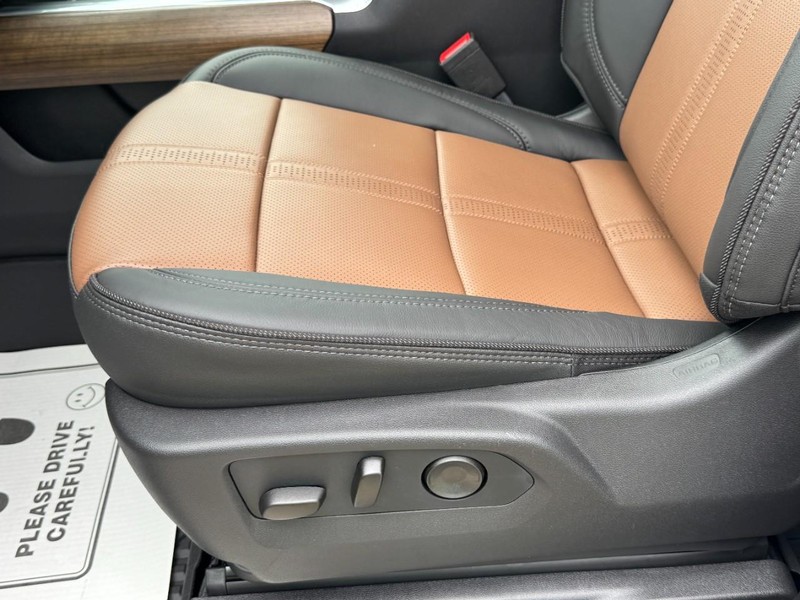 Chevrolet Silverado 3500HD Vehicle Image 15