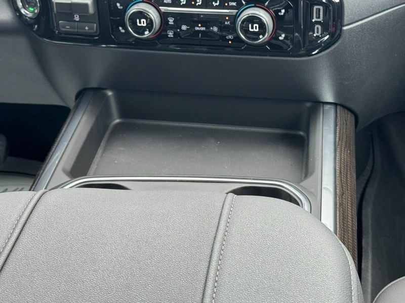 Chevrolet Silverado 2500HD Vehicle Image 09