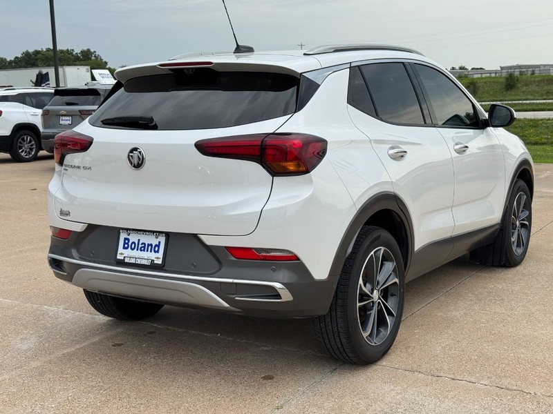Buick Encore GX Vehicle Full-screen Gallery Image 03